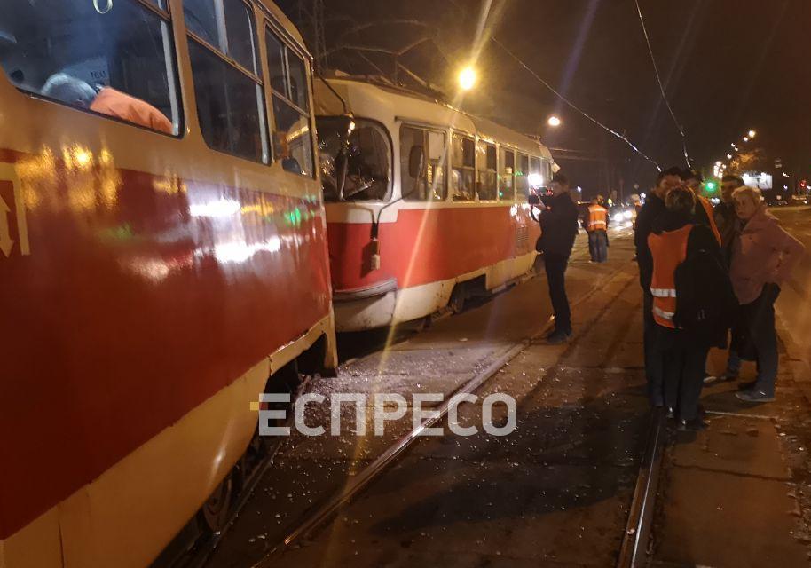 Новость - События - Возле метро "Черниговская" столкнулись два трамвая: есть пострадавшие