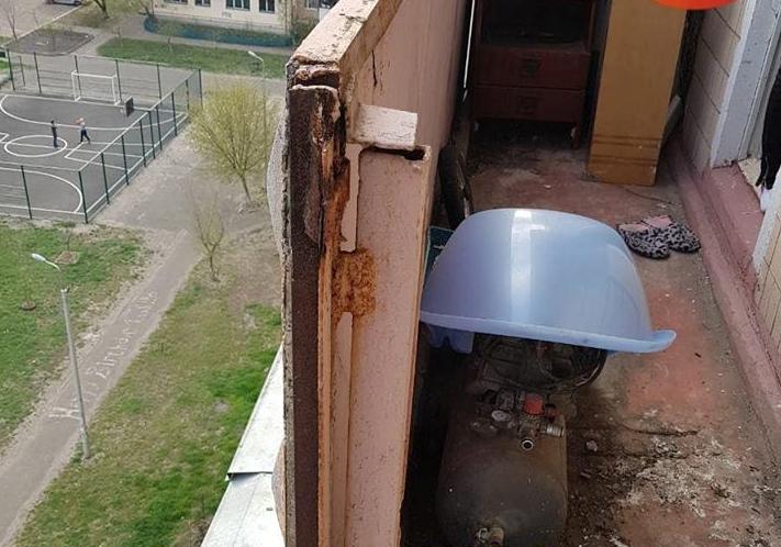 Новость - События - Фотофакт: в Киеве в жилом доме обвалился балкон