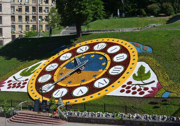 Новость - События - Не сверишь время: в столице планируют демонтировать Цветочные часы на Майдане