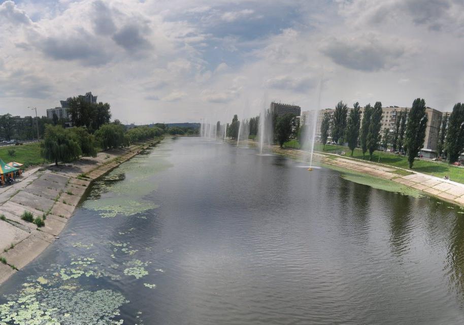 В Киеве берег Русанвского канала покрылся пеной и белыми пятнами 