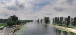 В Киеве Русанвский канал покрылся густой пеной и белыми пятнами