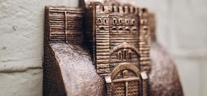 Ищи на фасаде: в Киеве открыли мини-скульптуру Золотых ворот