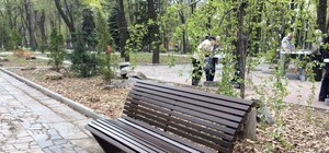 Теперь будет комфортнее: в парке Шевченко установили новые лавочки (фото)