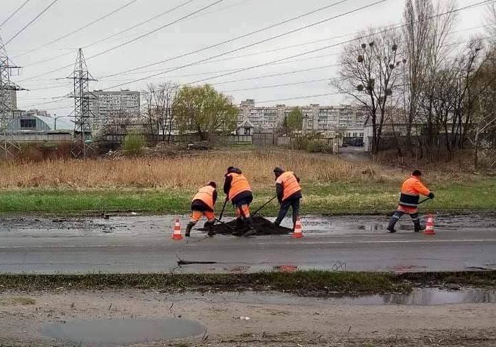 Новость - События - Фотофакт: в Киеве коммунальщики кладут асфальт в лужи