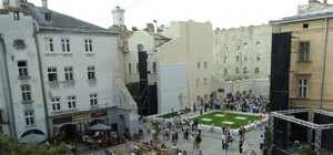 Влаштували дебати: у друзки п’яних дівчат з Простору Синагог вивозили 