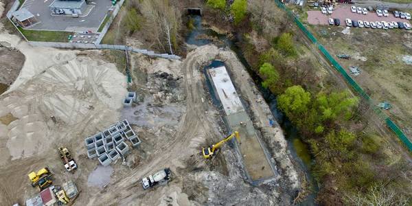 В Киеве речку Почайну заливают бетоном 