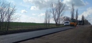 Пока никто не поехал на моря: на запорожских трассах латают ямы