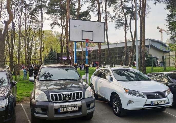 В Пушкинском парке автохамы оккупировали спортивную площадку. Фото: Александр Лещук