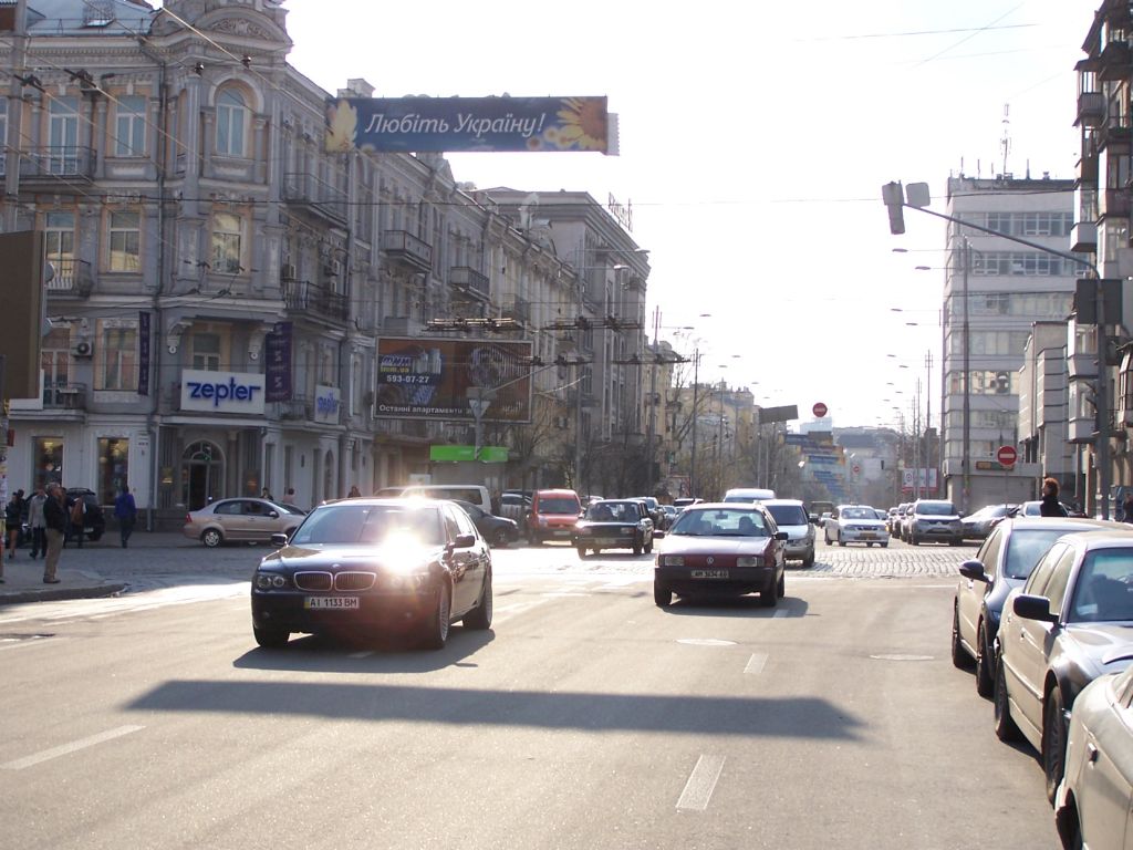 Улицу Жилянскую частично "расчистили" от рекламных бордов 
