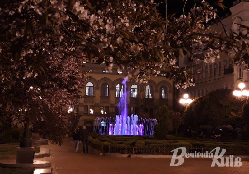 Возле Национальной оперы заработал свето-музыкальный фонтан. Все фото: Вечерний Киев