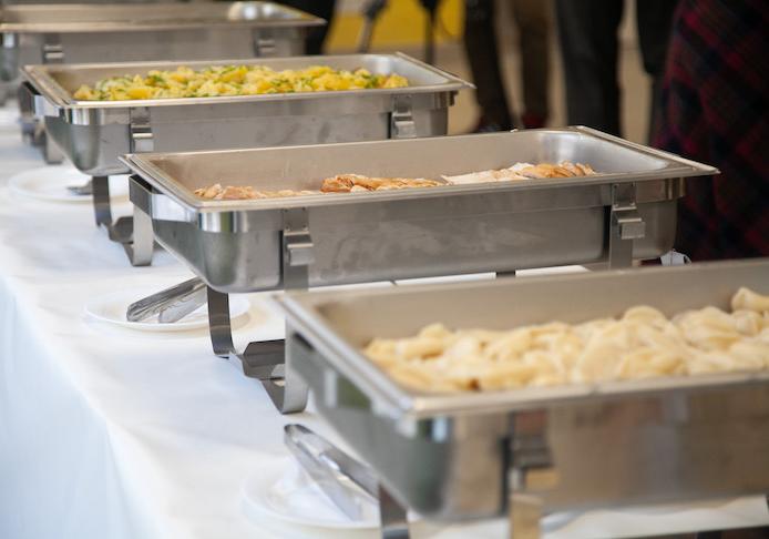 В трех киевских школах запустили обеды для школьников по системе "шведских столов". Фото: КГГА