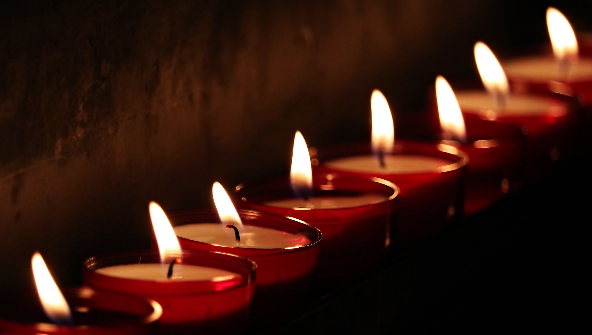 Прихожане смогут зажечь свои свечи от священного пламени во Владимирском и Михайловском соборах / pixabay