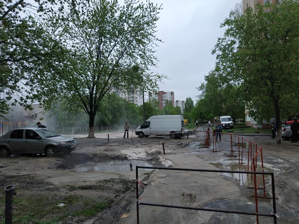 На Борщаговке неподалеку рынка Жолудева прорвало трубу с горячей водой
