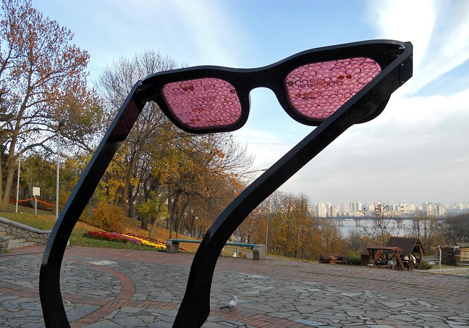 В Киеве неизвестные демонтировали скульптуру "Мир сквозь розовые очки". Фото: VKieve