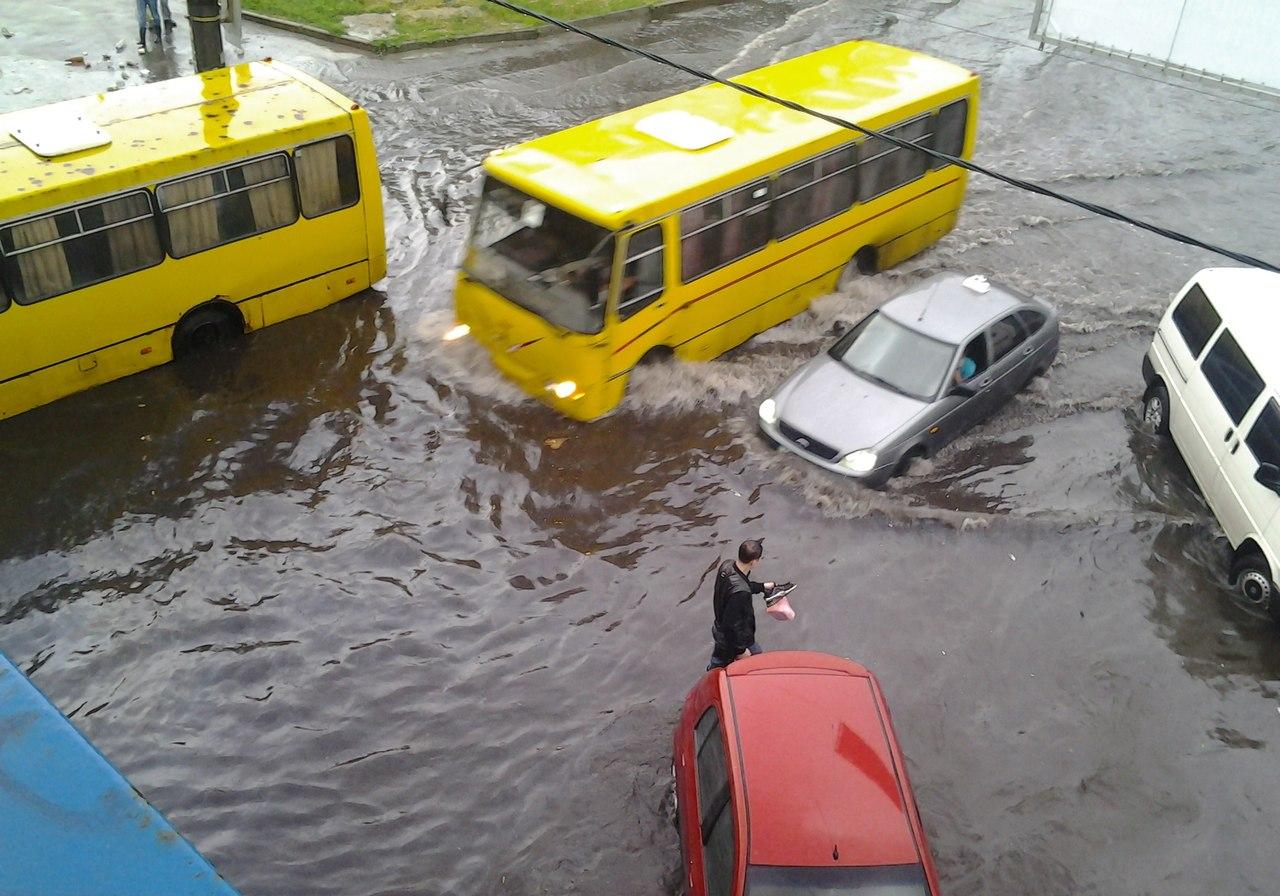 Возле метро "Черниговская" затопило дорогу. Фото: Вести