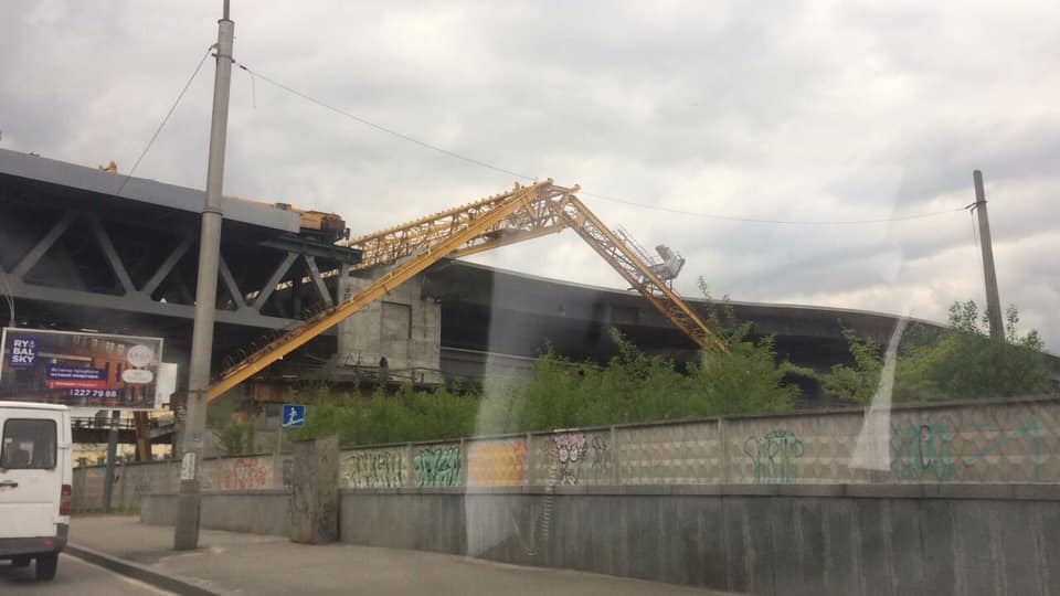 На Подольском мосту упал строительный кран / Александр Онищенко