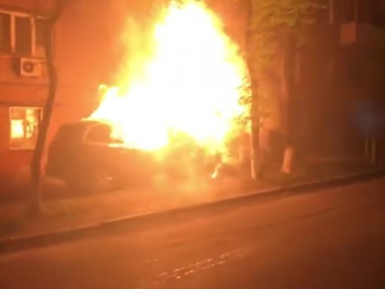 12 мая в 04:30 утра в Киеве подожгли машину политолога из Крыма 