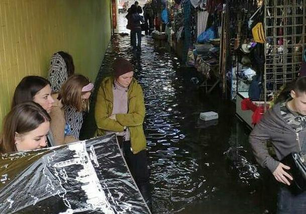 В Киеве после дождя затопило дороги и подземный переход в метро / dtp.kiev.ua