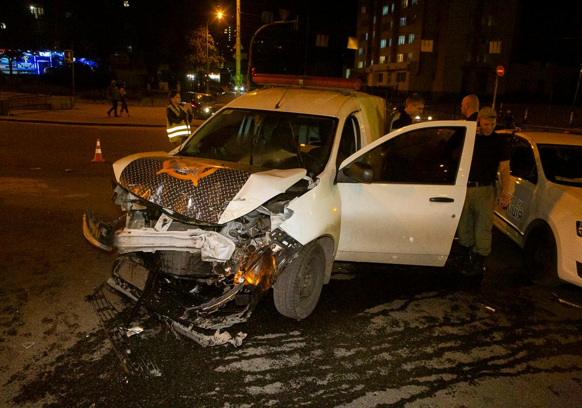 В Киеве Mercedes столкнулся с автомобилем службы охраны. Фото "Информатор"