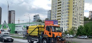 Мыльный период: в Киеве начали мыть улицы с шампунем