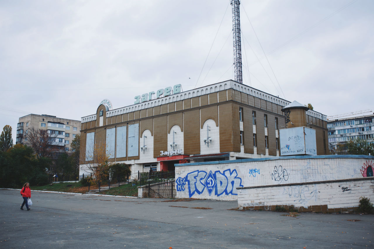 Жители Голосеевского района просят власти построить школу вместо заброшенного кинотеатра 