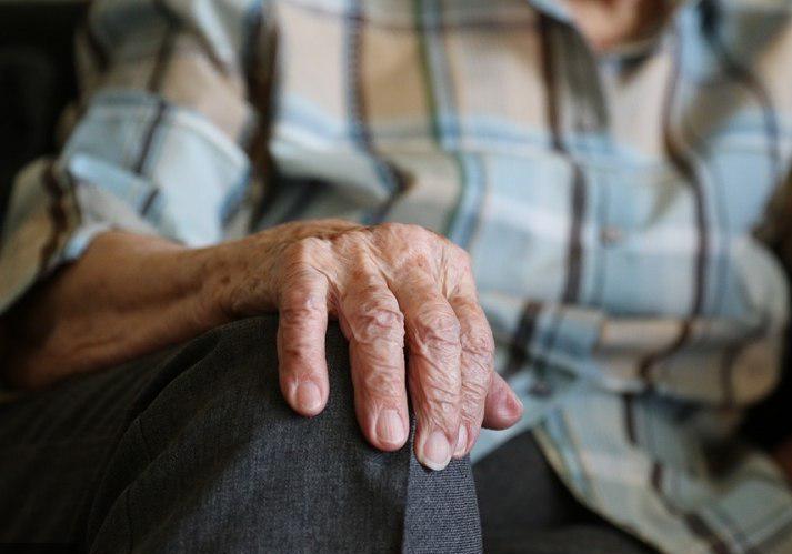 В Киеве ищут родственников пожилой женщины с болезнью Альцгеймера