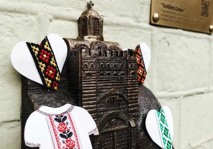 Новость - События - Полюбуйся: в Киеве ко Дню вышиванки украсили некоторые скульптуры