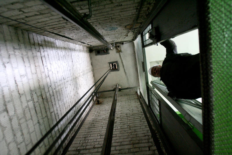 Новость - События - Шагнул в открытые двери: под Киевом мужчина разбился в шахте лифта