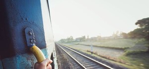 Забій головного мозку і перелом черепа: у Стрию школяр впав з даху потяга через невдале селфі