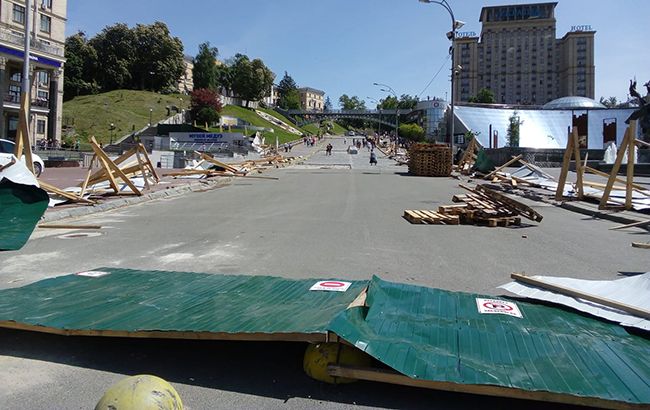 Новость - События - Требуют расследования: активисты снесли строительный забор на Институтской