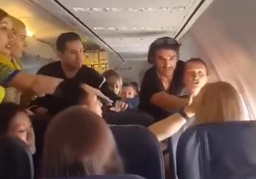 Пьяная женщина устроила скандал в самолете. Кадр из видео