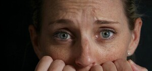 Странное поведение: в Одессе мужчина ложится под фуры