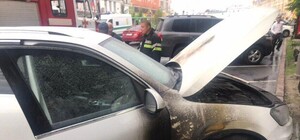 Возле мэрии: в Харькове подожгли элитный автомобиль чиновника горсовета