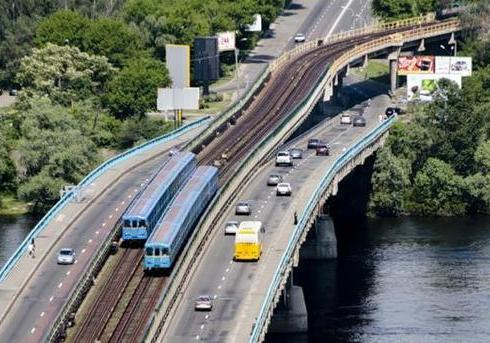 Новость - События - В Киеве водолазы спасли женщину, которая спрыгнула с моста Метро