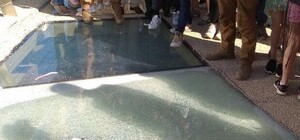 Допрыгались: на новом пешеходно-велосипедном мосту треснул стеклянный пол