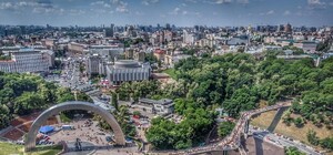 Киевляне сообщили, что на новом пешеходном мосту лопнуло второе стекло