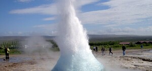 На Радужном во дворе жилого дома появился гейзер из горячей воды