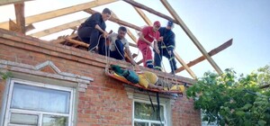 Инсульт на крыше: под Харьковом медики и спасатели помогли мужчине