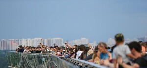 На новом пешеходном мосту снова треснула защитная пленка на стекле