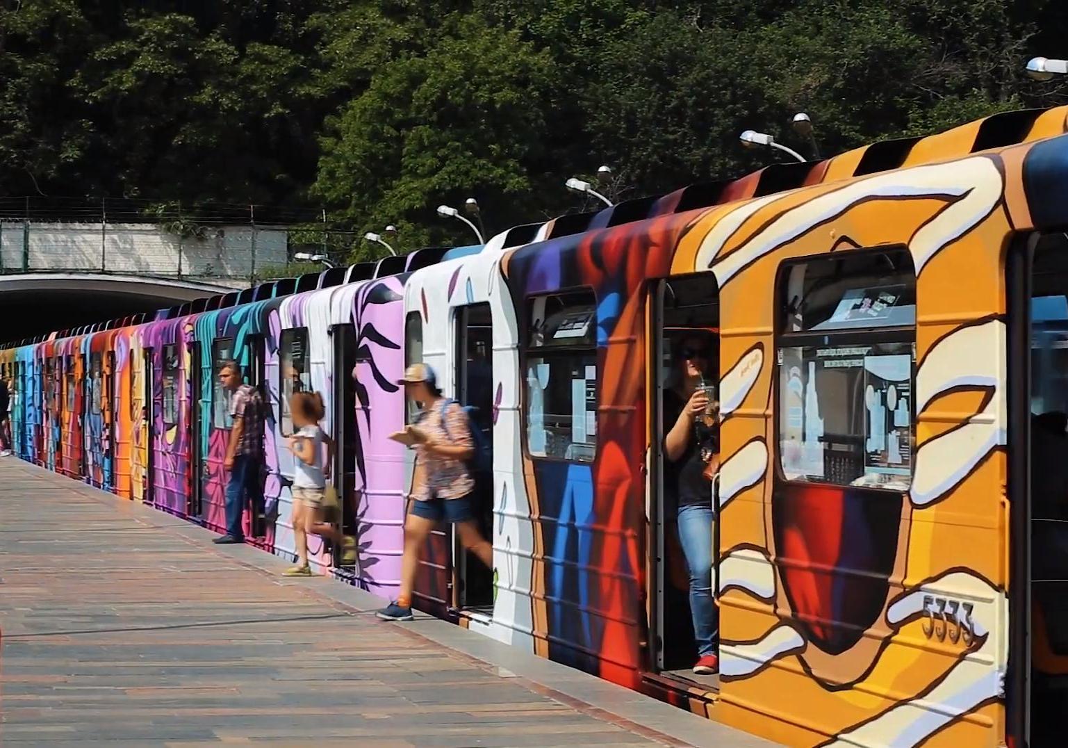 В Киеве художники разрисовали поезд метро. Кадр из видео
