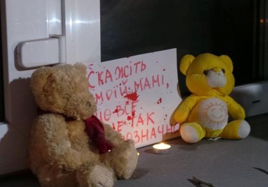 Активисты пикетируют здание МВД из-за убийства мальчика в Переяслав-Хмельницком. Фото: Цензор.net.