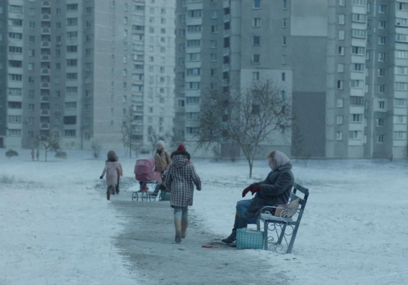 Новость - События - Зимнюю сцену для сериала "Чернобыль" снимали летом на Троещине: смотри, как выглядели съемки