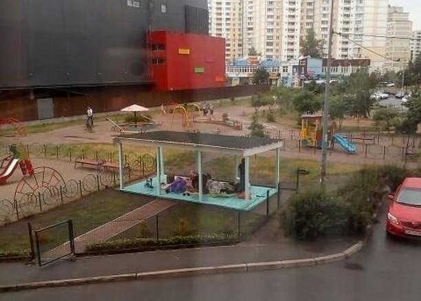 Цыгане заняли беседку на детской площадке частного детского сада / facebook.com / groups / troyeshchyna