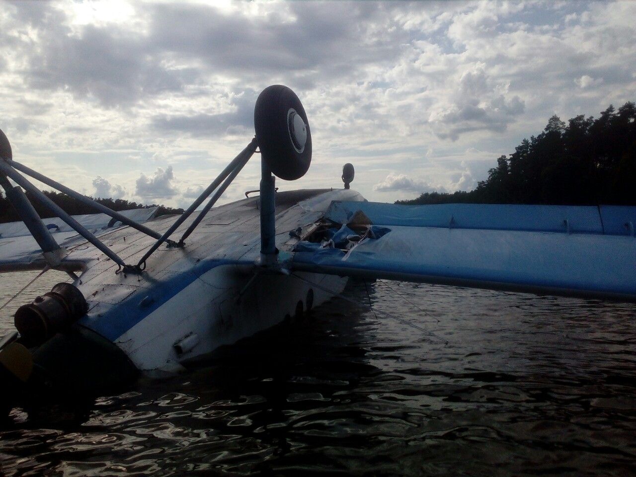 7 июня в Киеве в озеро рыбхоза "Нивки"упал самолет АН-2 с тремя людьми на борту / kyiv.dsns.gov.ua