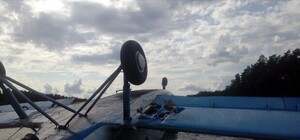 В Святошинском районе в озеро обрушился самолет с тремя людьми на борту