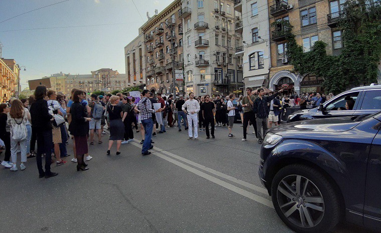7 июня возле кинотеатра "Киев" киевляне устроили митинг против рейдерского захвата здания / "Наш Киев"