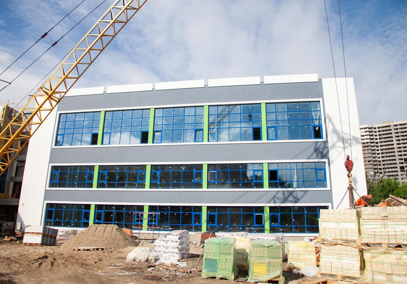 В Днепровском районе Киева заработает новая отстроенная четырехэтажная муниципальная школа