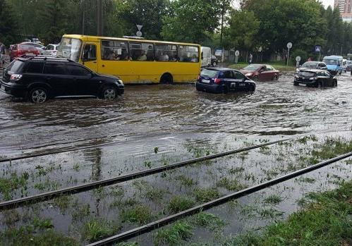 В Киеве ливень затопил целый микрорайон 