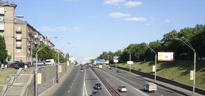 На проспекте Победы с моста спрыгнул мужчина и попал под грузовик