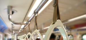 Не захотел платить: мужчина избил кондуктора трамвая камнем